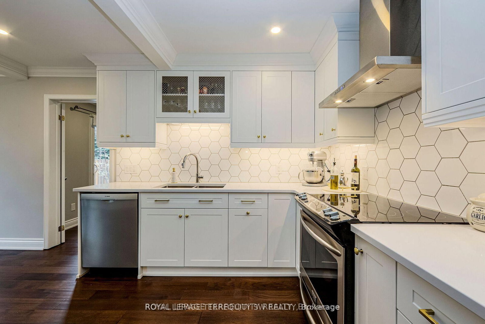 2025 Parklane Crescent • Burlington, ON photo 11
