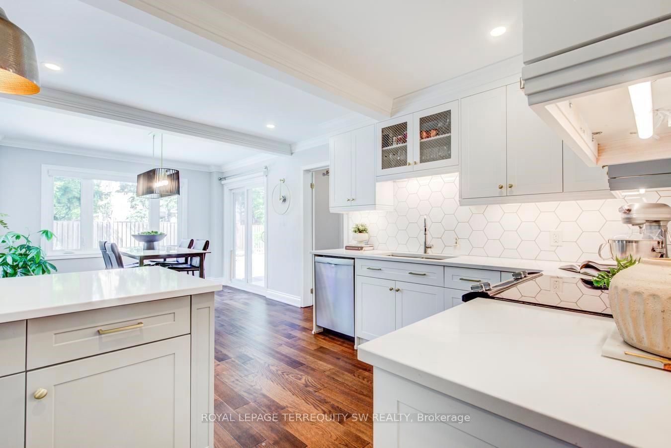 2025 Parklane Crescent • Burlington, ON photo 14