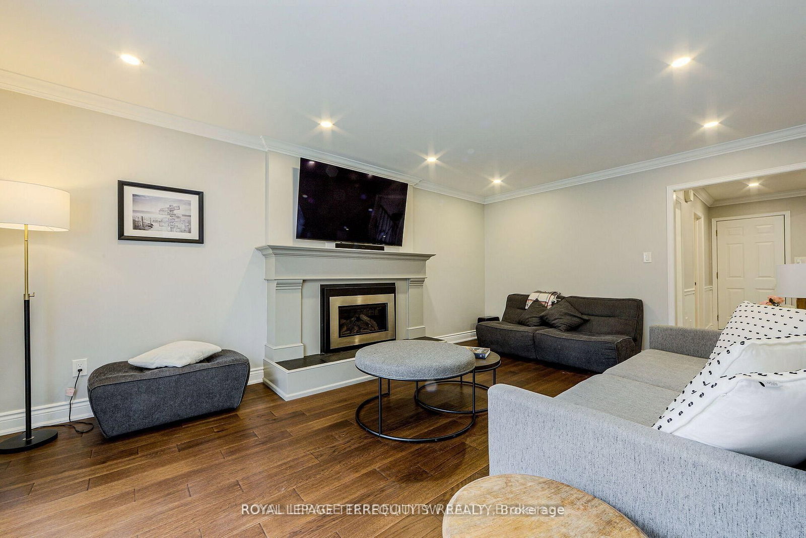 2025 Parklane Crescent • Burlington, ON photo 6