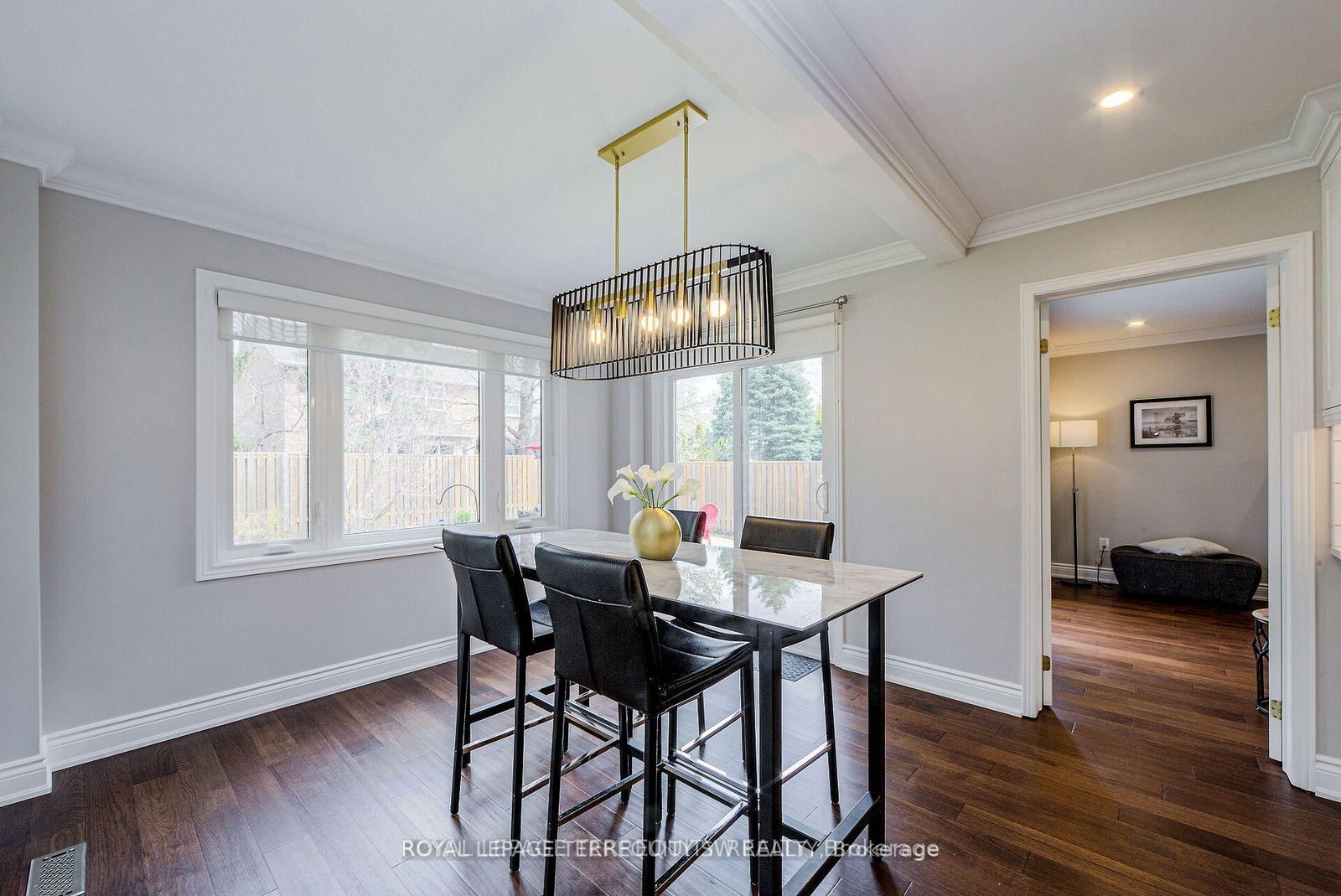 2025 Parklane Crescent • Burlington, ON photo 8