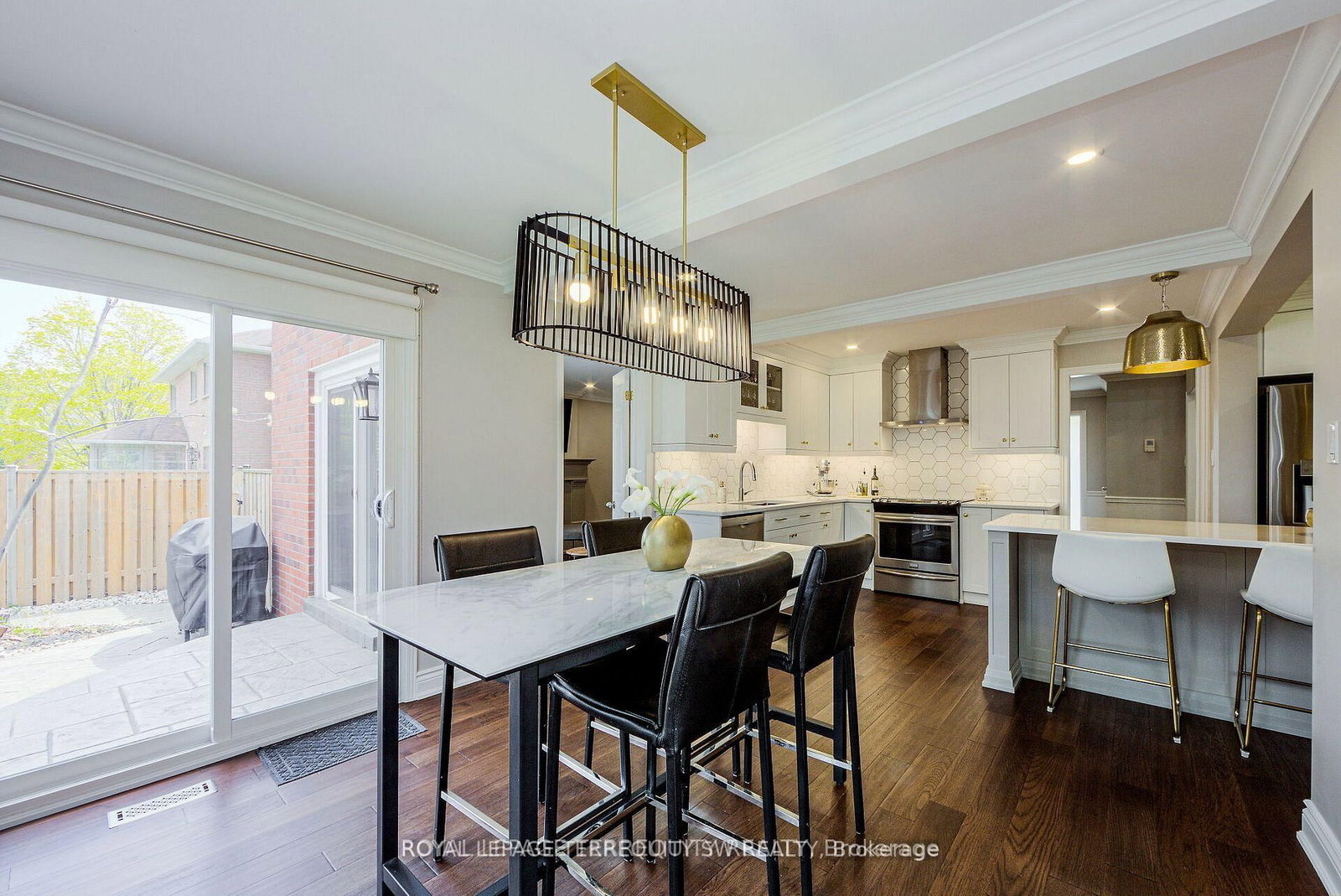 2025 Parklane Crescent • Burlington, ON photo 9