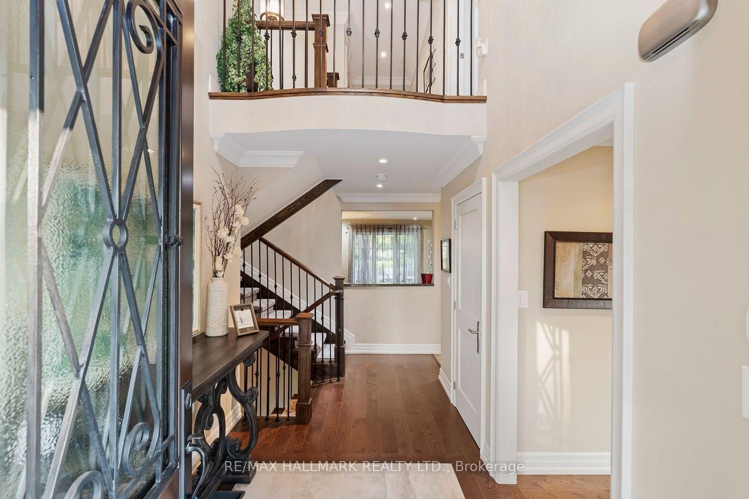 25 Queensborough Crescent • Toronto, ON photo 5