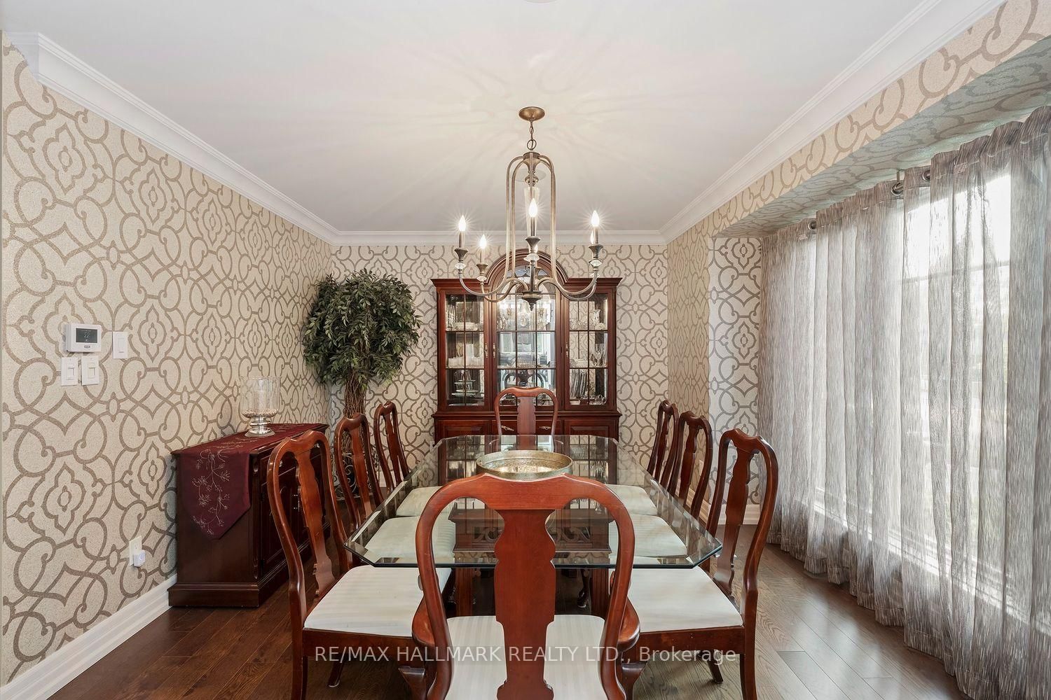 25 Queensborough Crescent • Toronto, ON photo 7