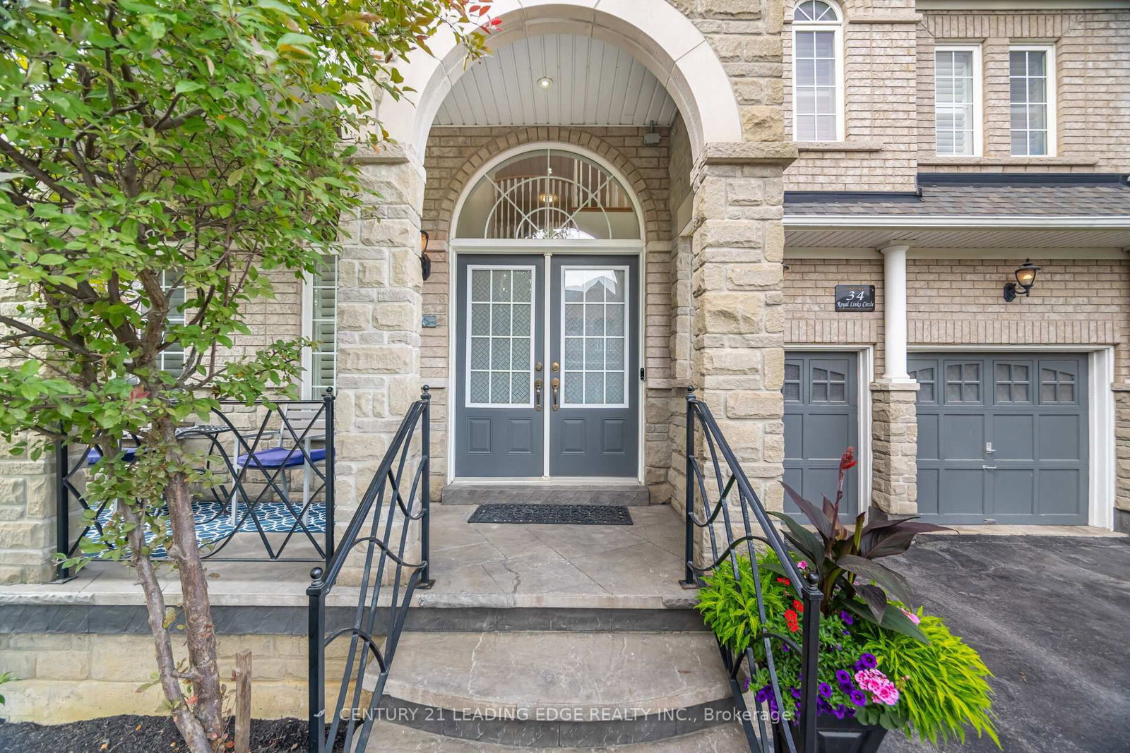 34 Royal Links Circle • Brampton, ON photo 4