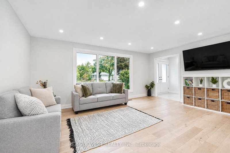765 Dodsworth Crescent