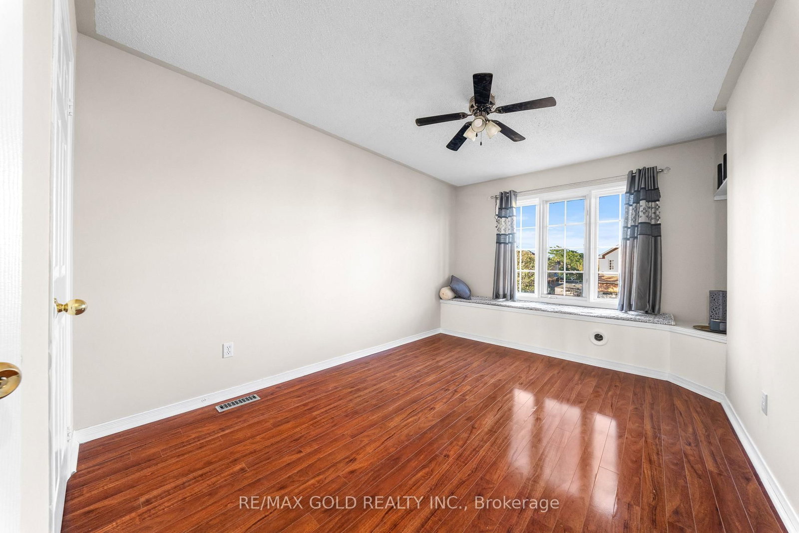 24 Alberta Terrace • Brampton, ON photo 12