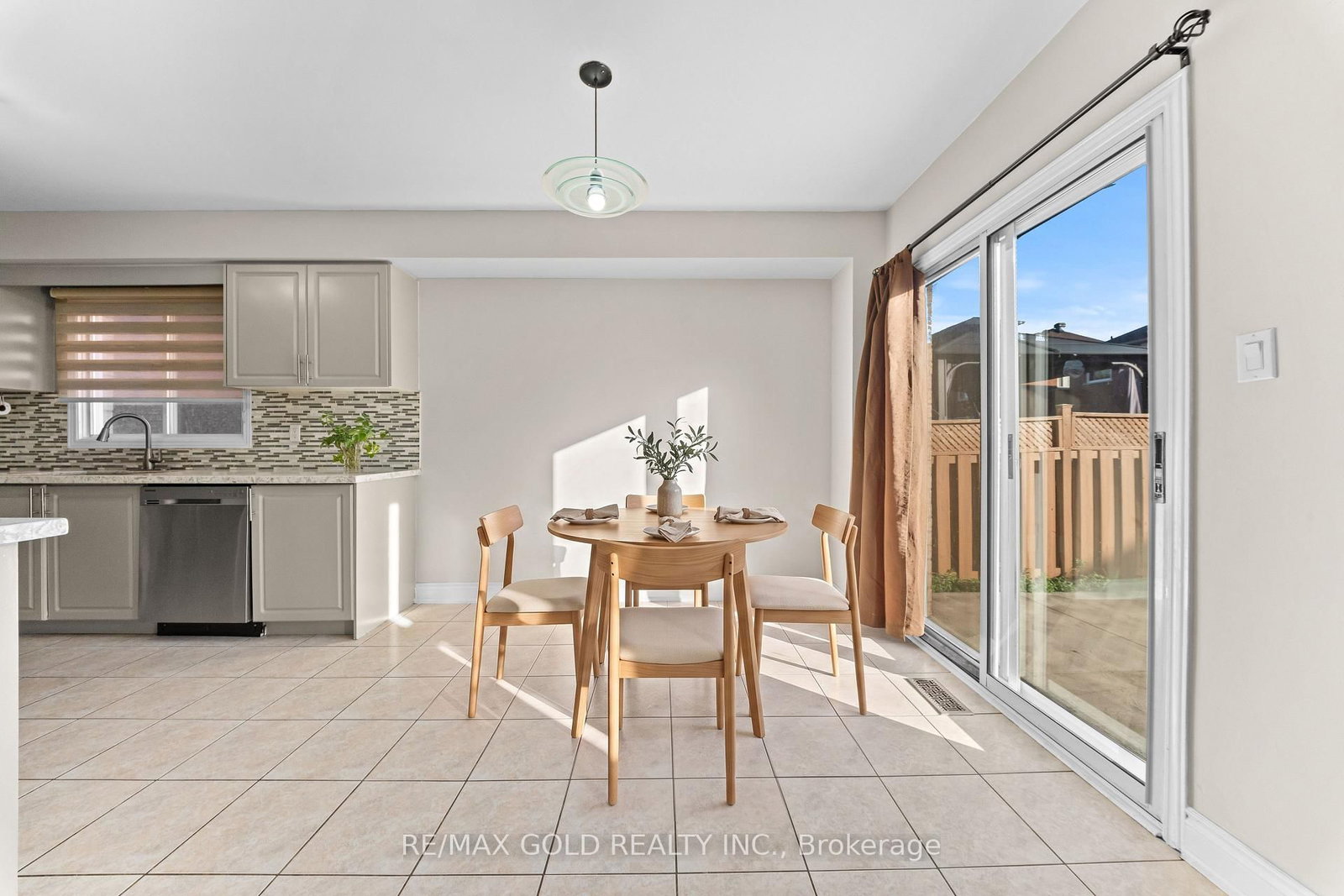 24 Alberta Terrace • Brampton, ON photo 5