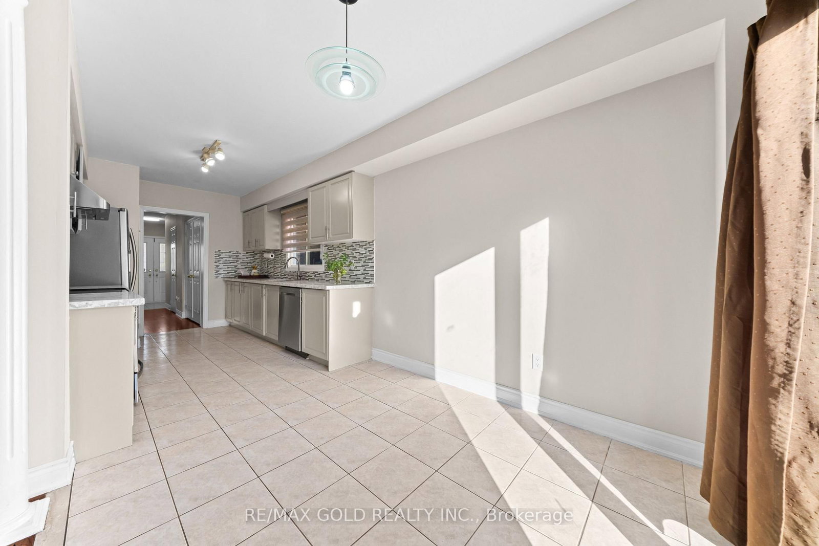 24 Alberta Terrace • Brampton, ON photo 6