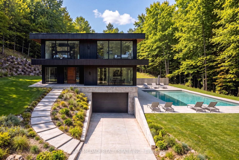 1470 Pinetree Crescent