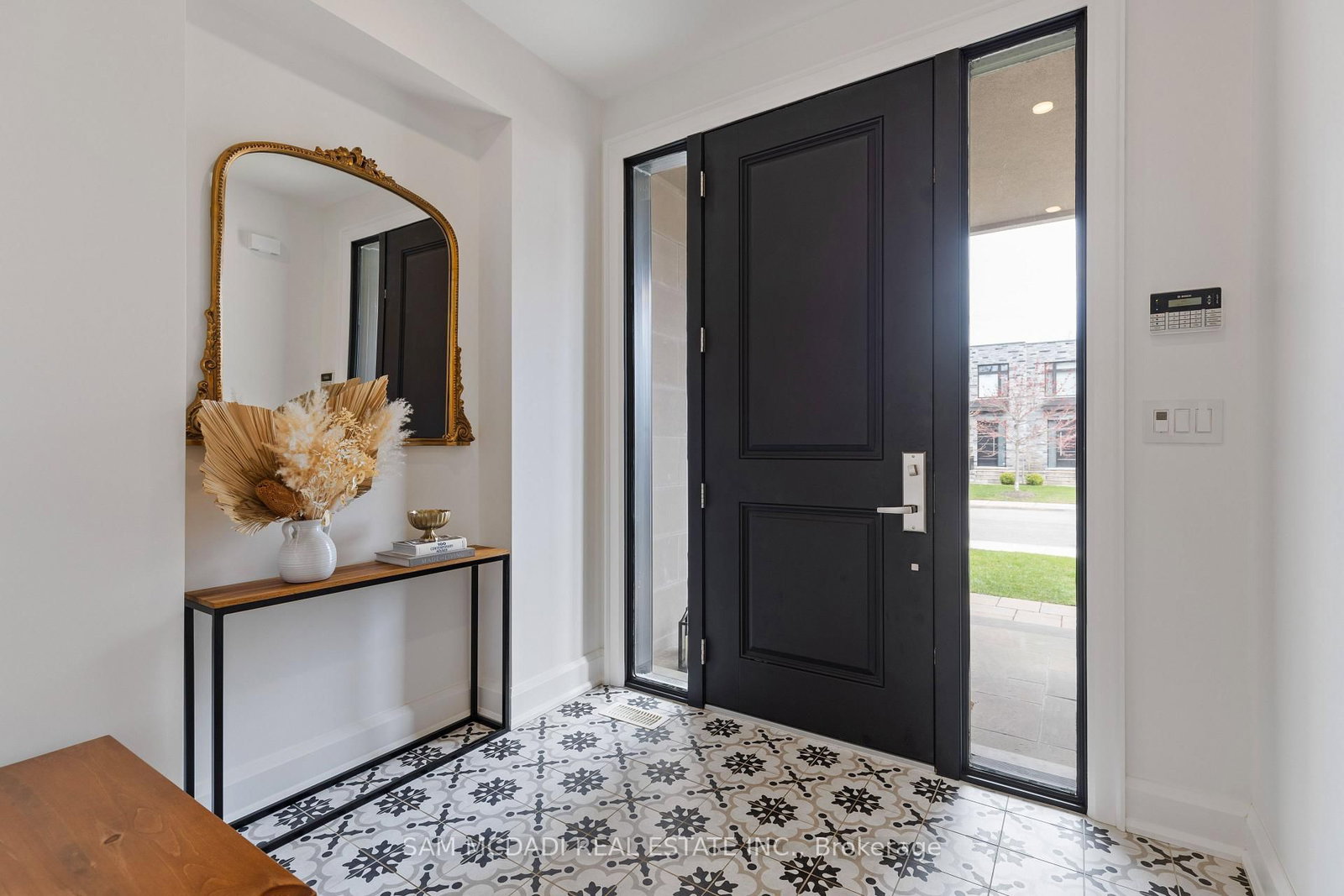 4 Iroquois Avenue • Mississauga, ON photo 3