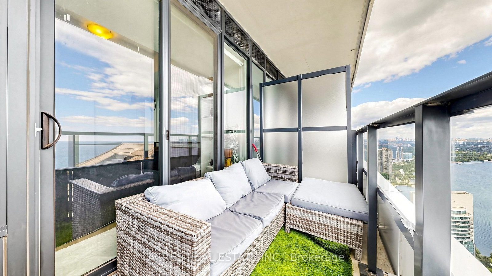 30 SHORE BREEZE Drive • #5806 • Toronto, ON photo 22