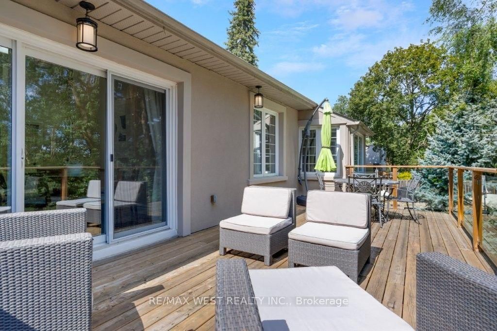 4653 Dundas Street W • Toronto, ON photo 16