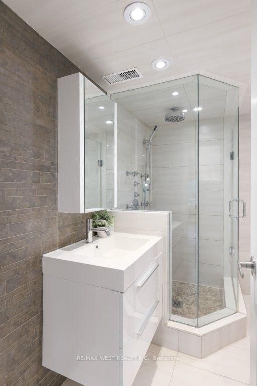 4653 Dundas Street W • Toronto, ON photo 25