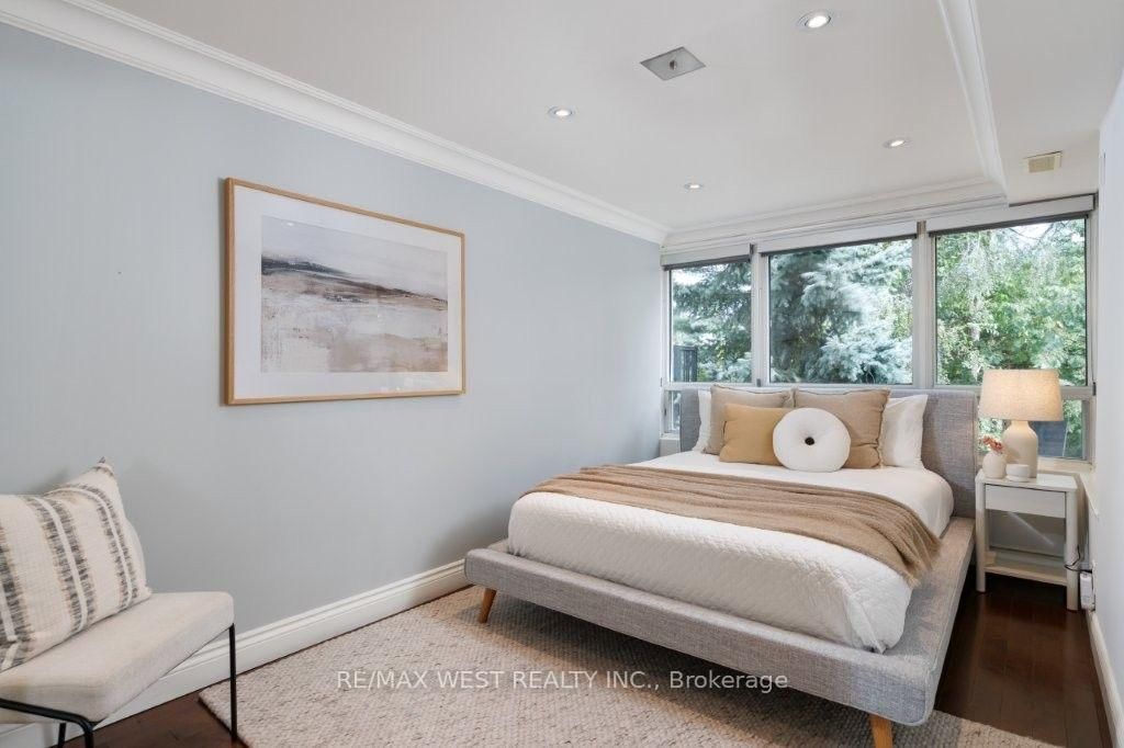 4653 Dundas Street W • Toronto, ON photo 31