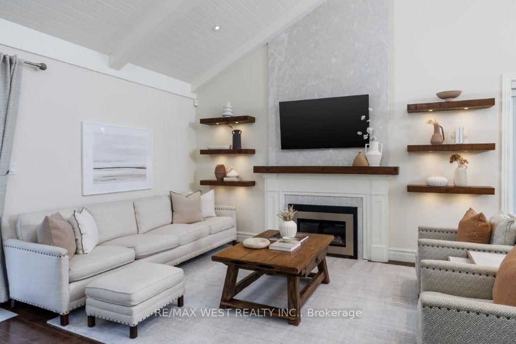 4653 Dundas Street W • Toronto, ON photo 4