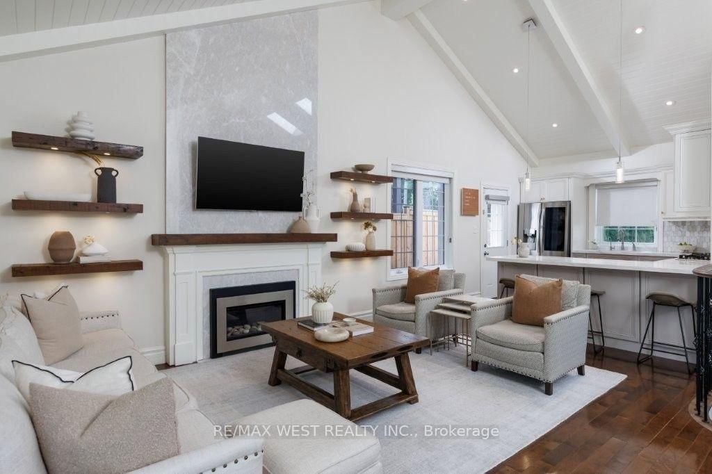 4653 Dundas Street W • Toronto, ON photo 5