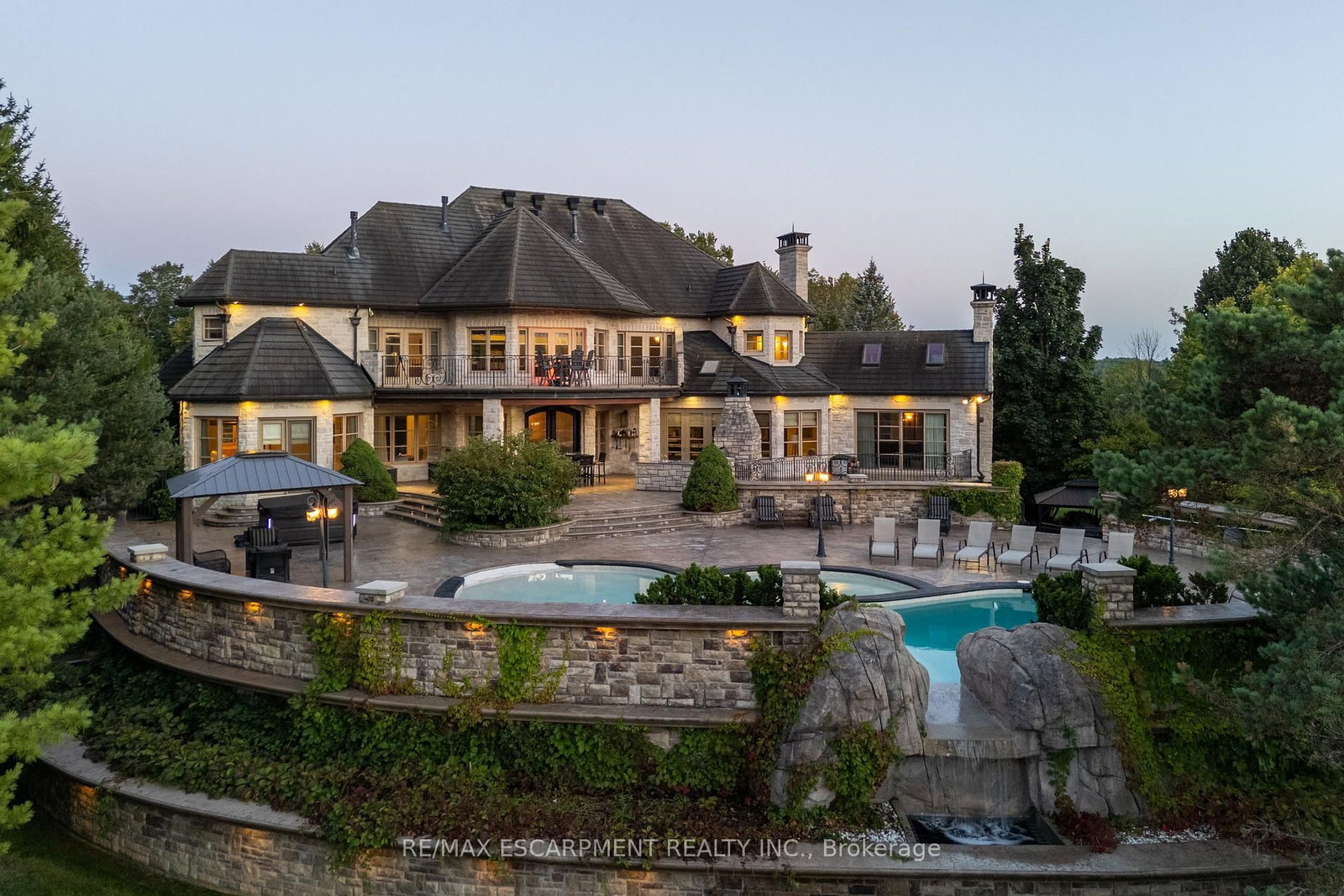 25 TURTLE LAKE Drive • Halton Hills, ON photo 1