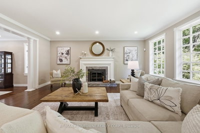 437 Cairncroft Road • Oakville, ON photo 9
