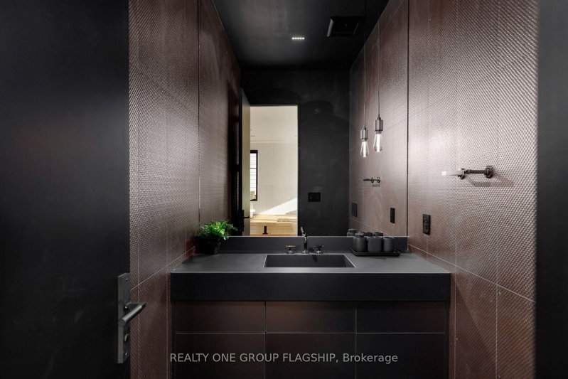 7 Bentley Toronto,ON M8Z 3L9 — Photo 21
