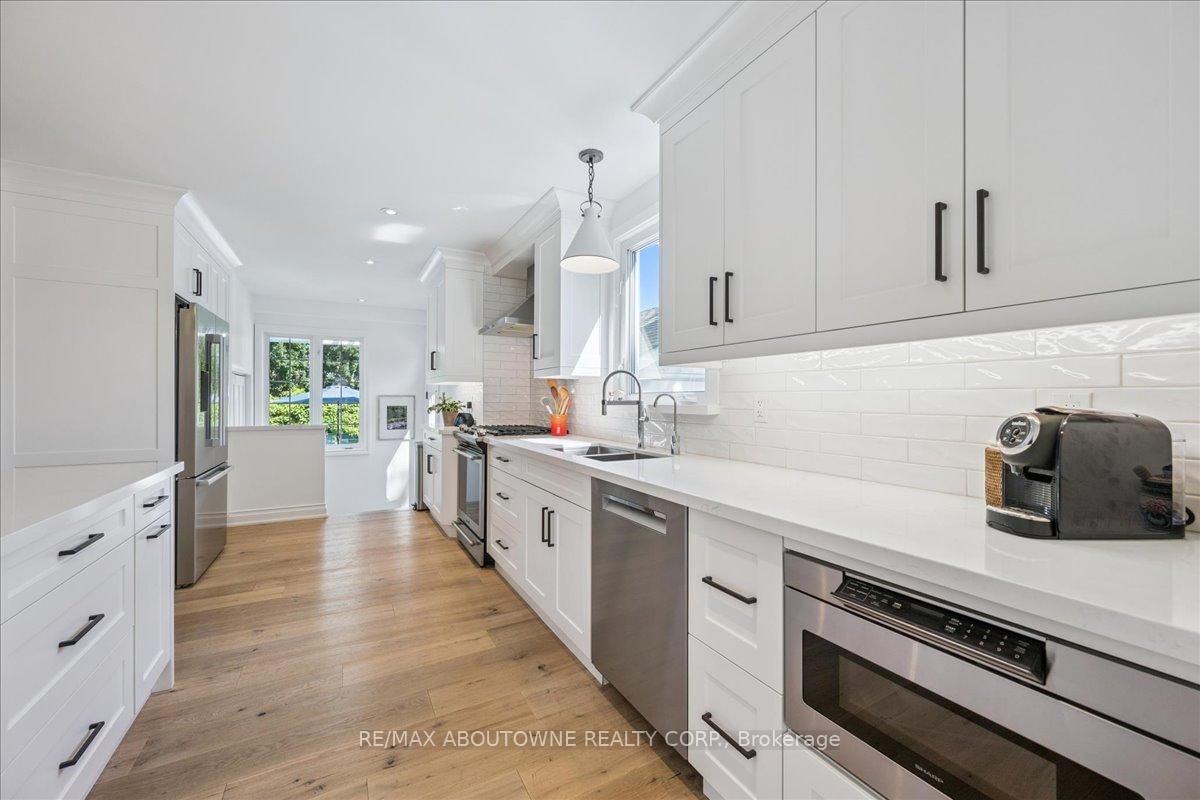 489 Rebecca Street • Oakville, ON photo 11
