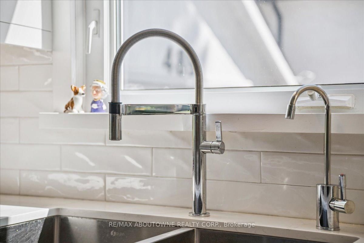 489 Rebecca Street • Oakville, ON photo 13