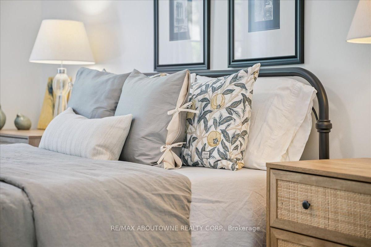 489 Rebecca Street • Oakville, ON photo 33