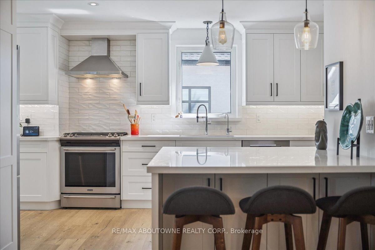 489 Rebecca Street • Oakville, ON photo 9