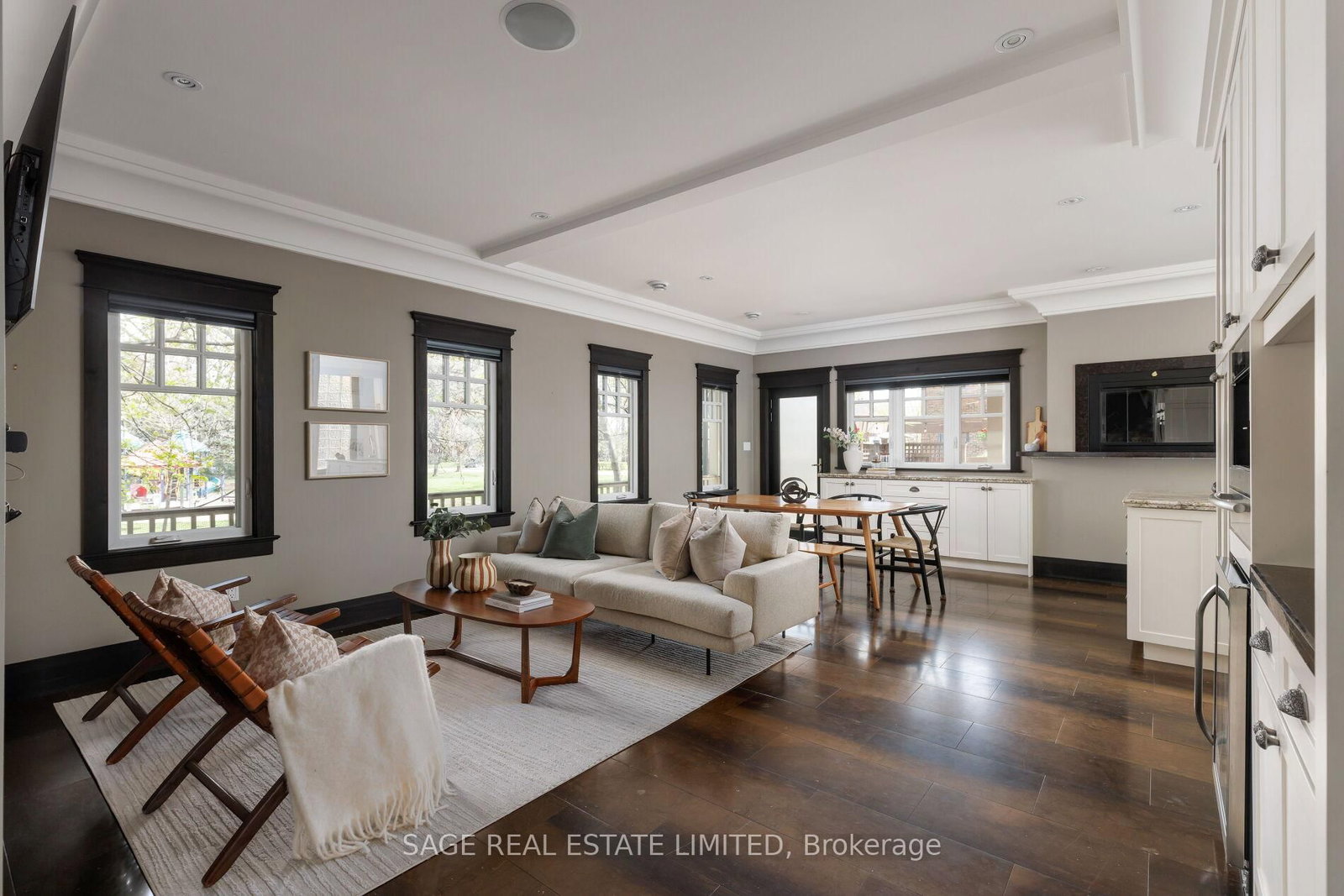 39 Loyalist Road • Toronto, ON photo 4