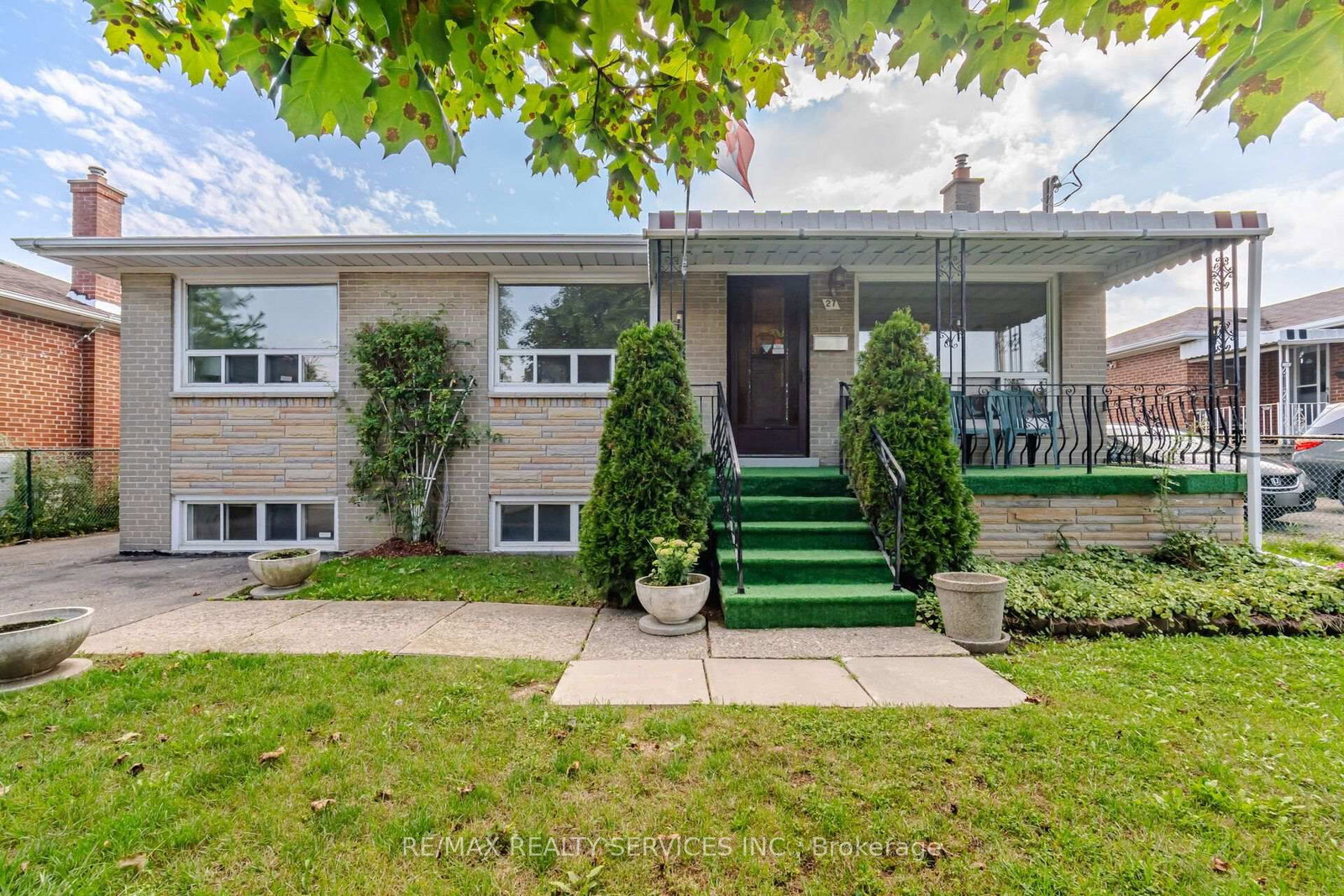 27 Edgemont Drive • Brampton, ON photo 9