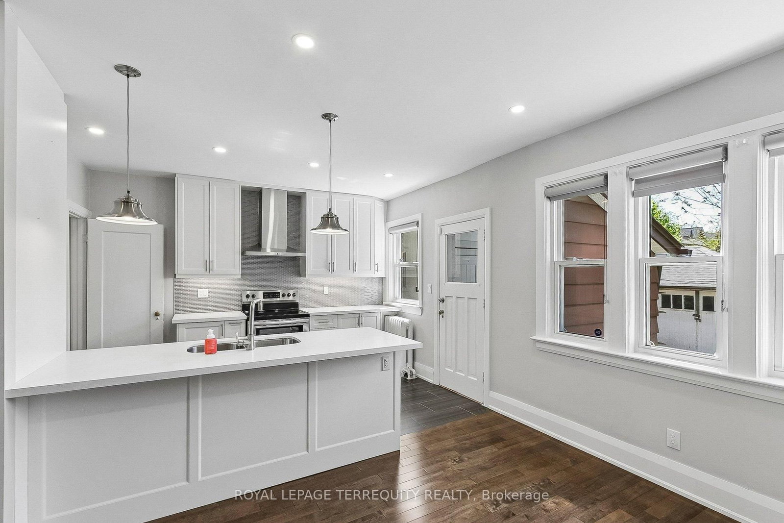407 Annette Street • Toronto, ON photo 17