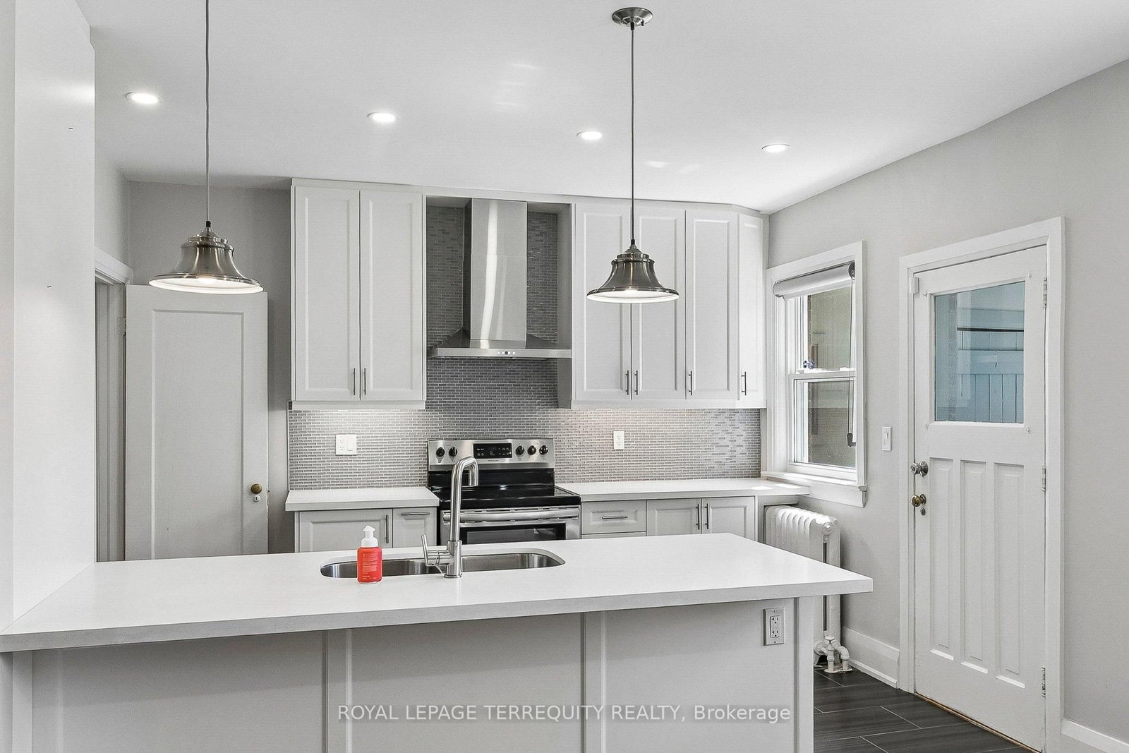 407 Annette Street • Toronto, ON photo 18