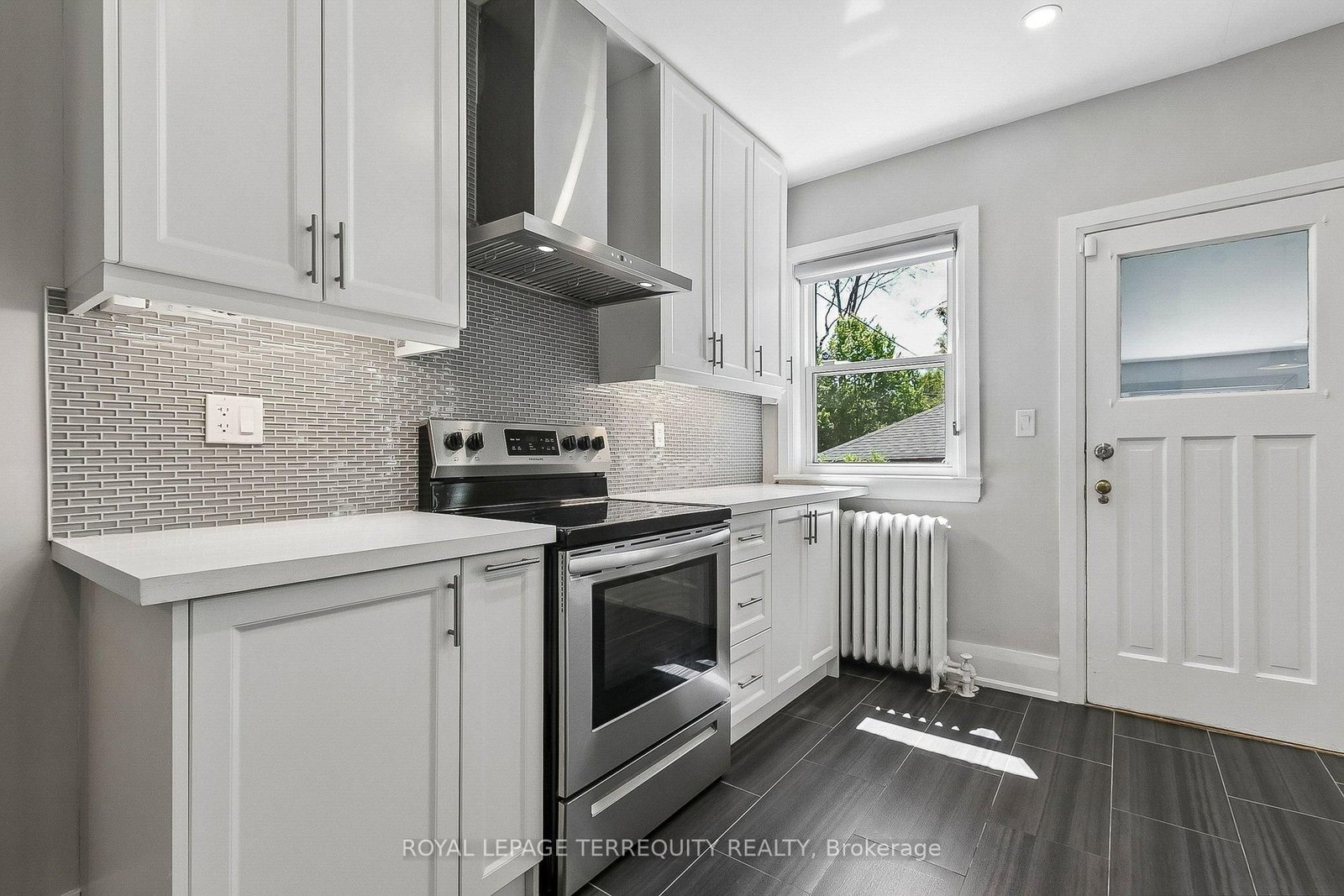 407 Annette Street • Toronto, ON photo 23
