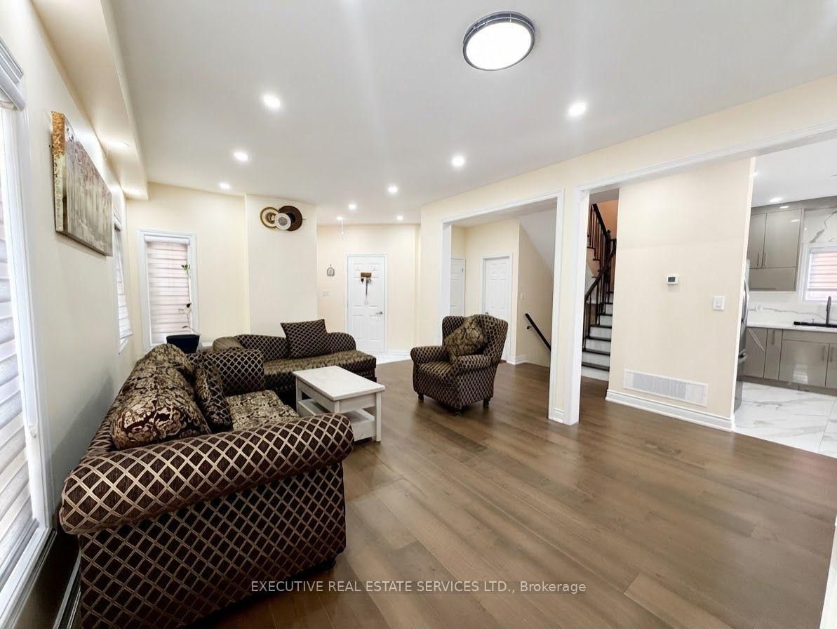 118 Turquoise Crescent • Brampton, ON photo 3