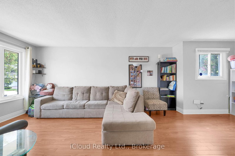 83 Fairglen Brampton,ON L6X 1K7 — Photo 4