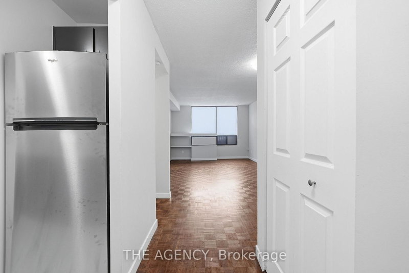 2004A - 2350 Dundas Street W