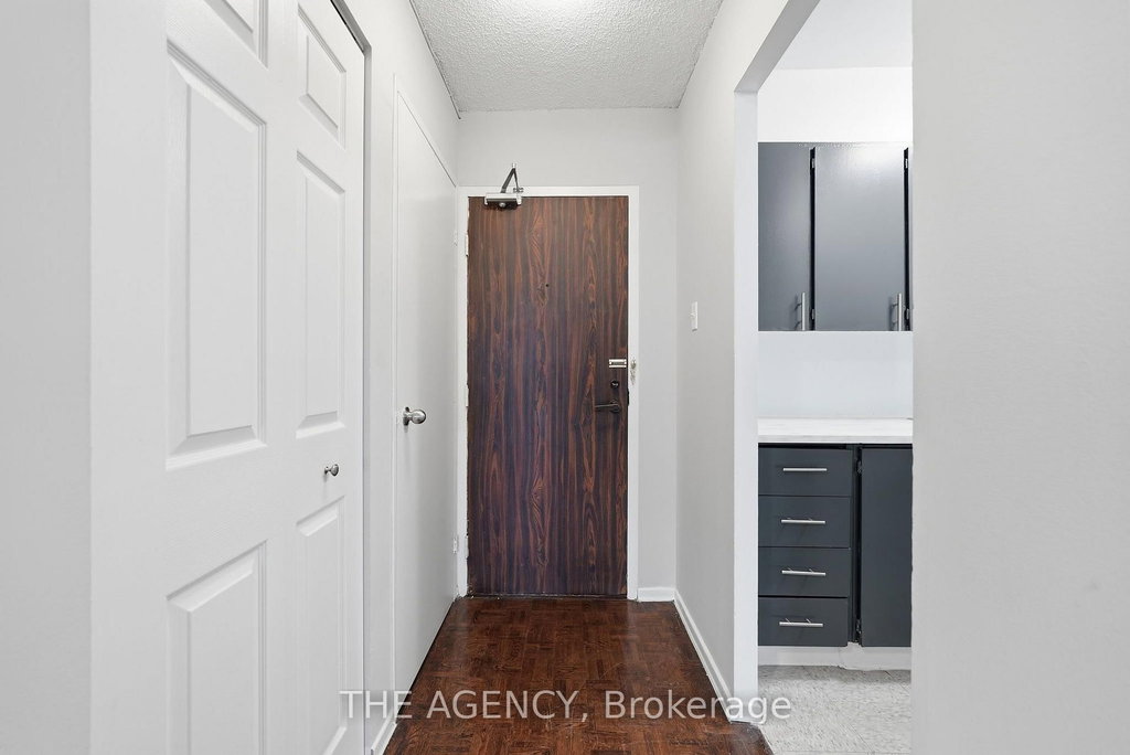 2204A - 2350 Dundas Street W 2