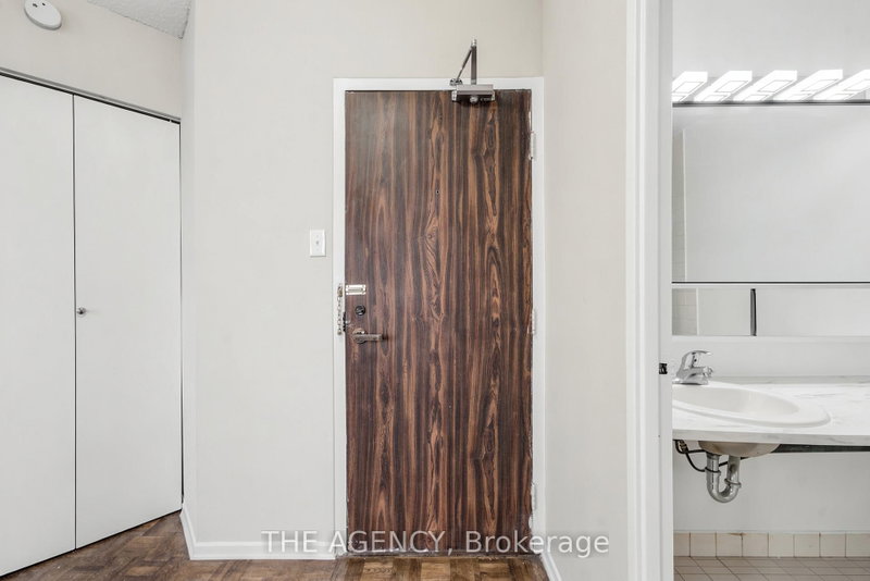 1019B - 2360 Dundas Street W