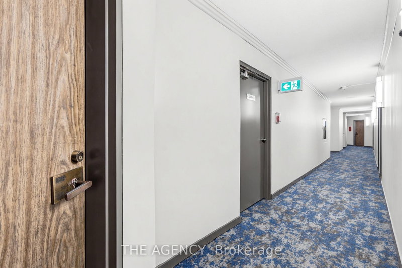 1019B - 2360 Dundas Street W