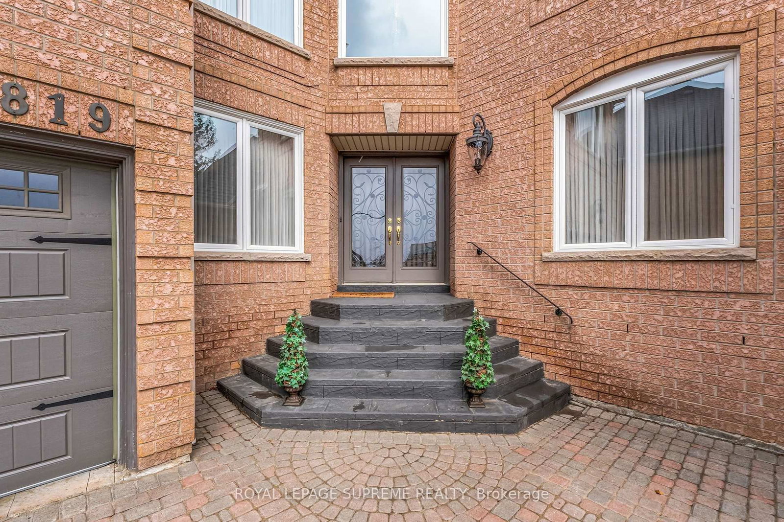 2819 Duncairn Drive • Mississauga, ON photo 2