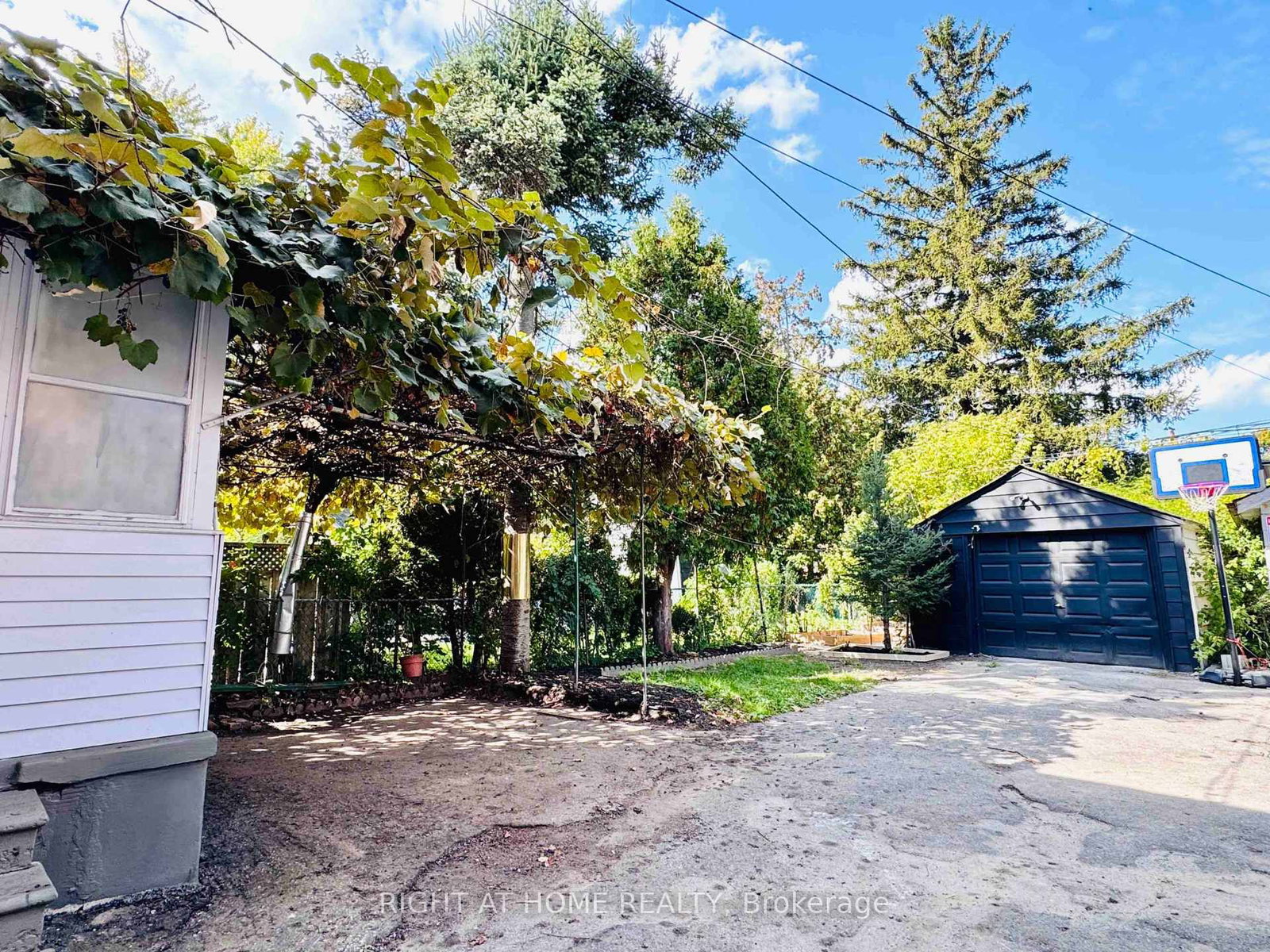 28 Pendeen Avenue • Toronto, ON photo 31