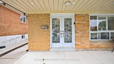 7428 Pickfair Drive • Mississauga, ON photo 6