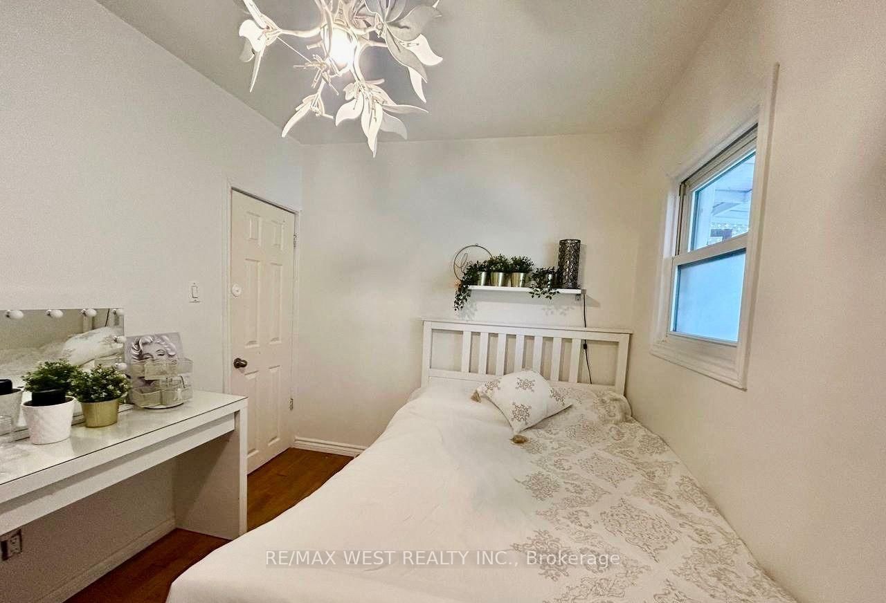 36 Fourteenth Street E • Toronto, ON photo 13