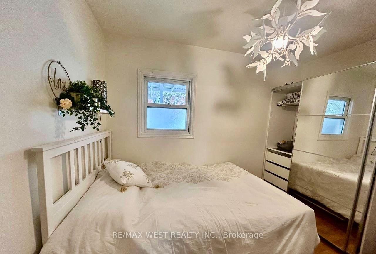 36 Fourteenth Street E • Toronto, ON photo 14