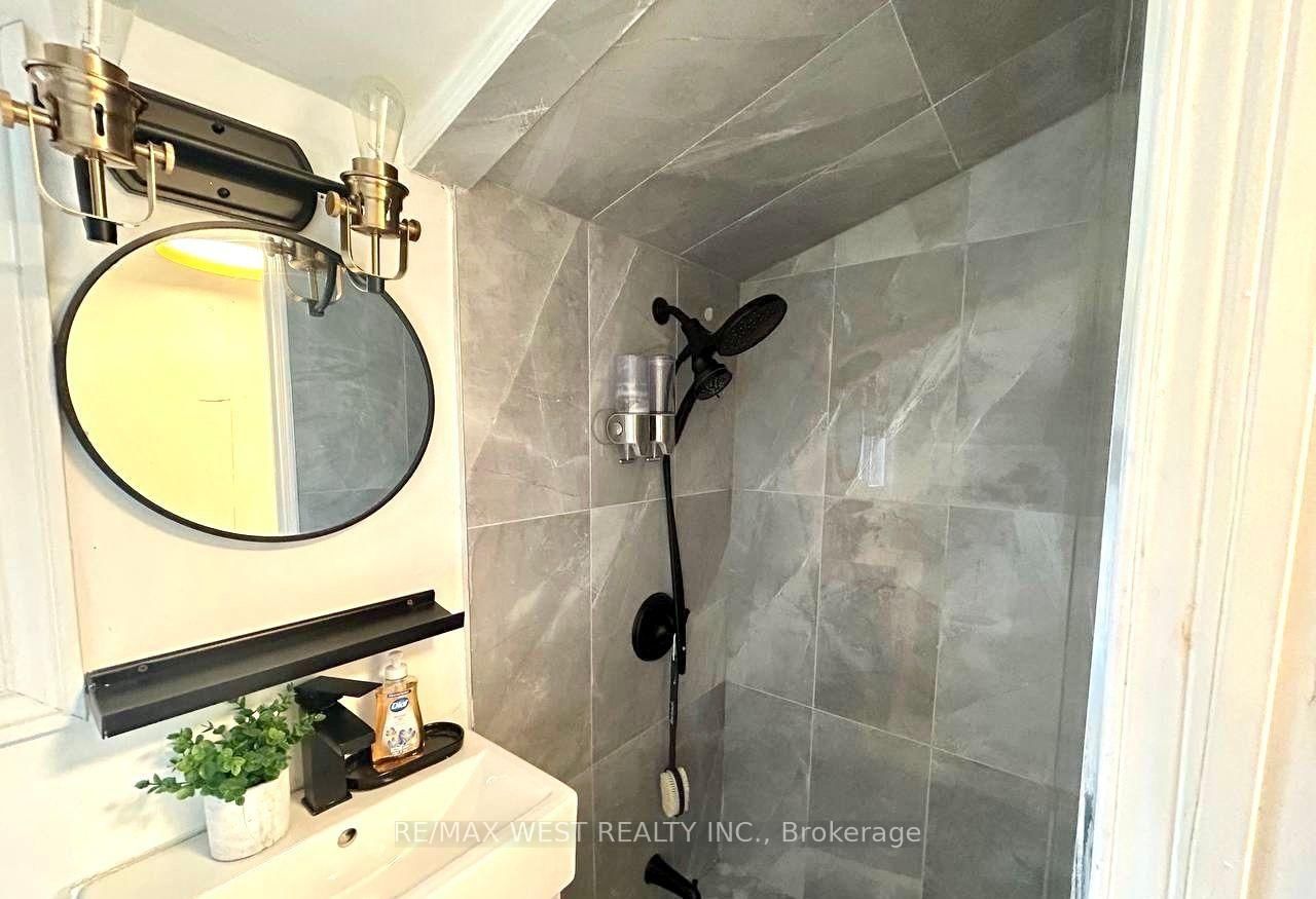 36 Fourteenth Street E • Toronto, ON photo 16