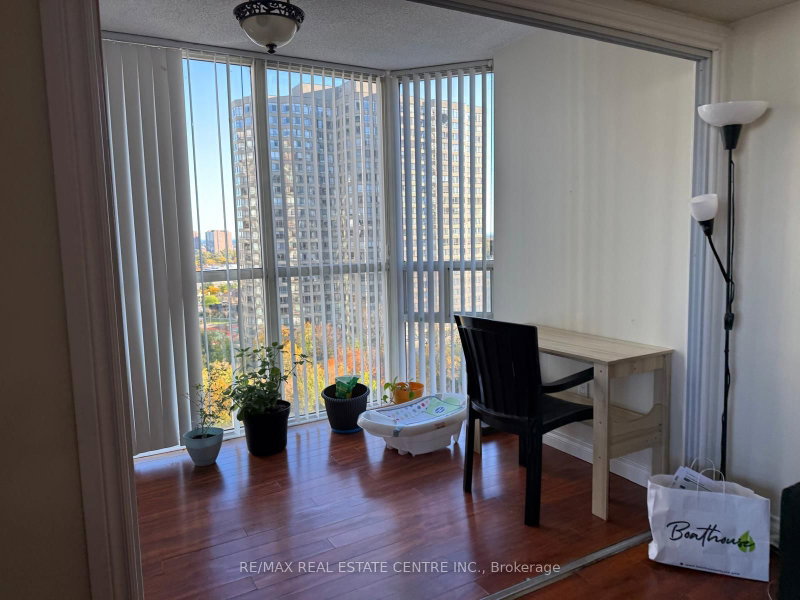 1210 - 265 Enfield Place