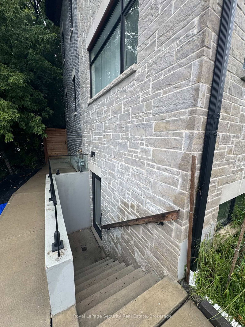 Lower #2 - 196 Strathnairn Avenue