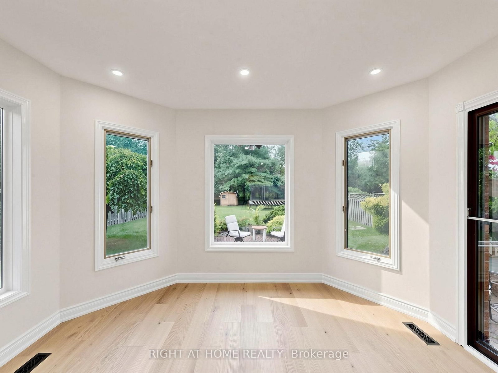 2920 Kingsway Drive • Oakville, ON photo 18