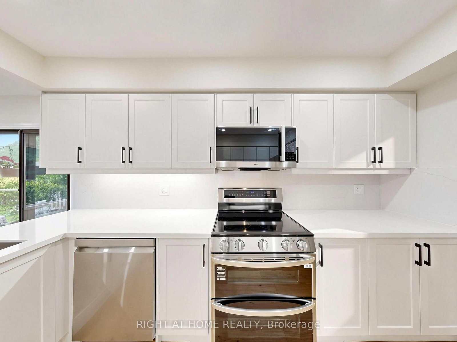 2920 Kingsway Drive • Oakville, ON photo 22