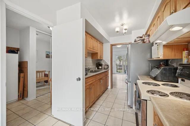 26 Fanshawe Drive • Brampton, ON photo 5