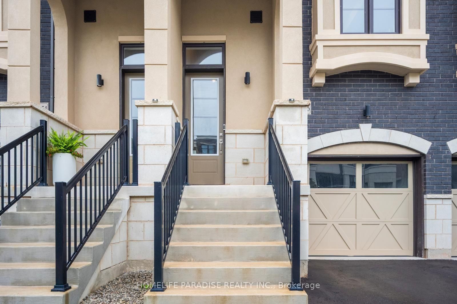 1356 Kaniv Street • Oakville, ON photo 2